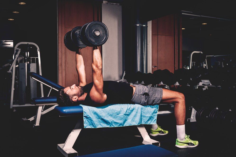 Cara Melakukan Dumbbell Bench Press - freepik.jpg